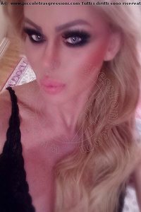 Foto selfie trans Evelyn Braga Arco 3201959448