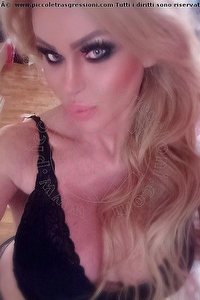 Foto selfie trans Evelyn Braga Arco 3201959448