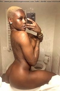 Foto selfie trans Nimat Roma 3519905819